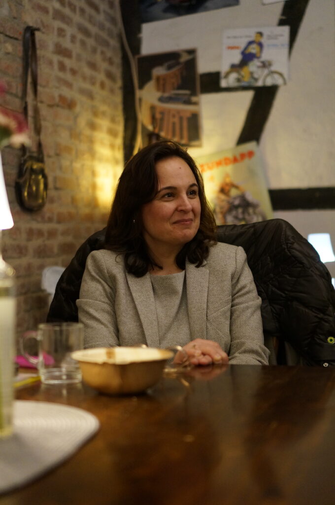 Ayşe Asar, Bundestagsabgeordnete von Bündnis 90/Die Grünen und Sprecherin für Forschung, Technologie und Raumfahrt für die Bundestagsfraktion beim Diskussionsabend in Hünstetten