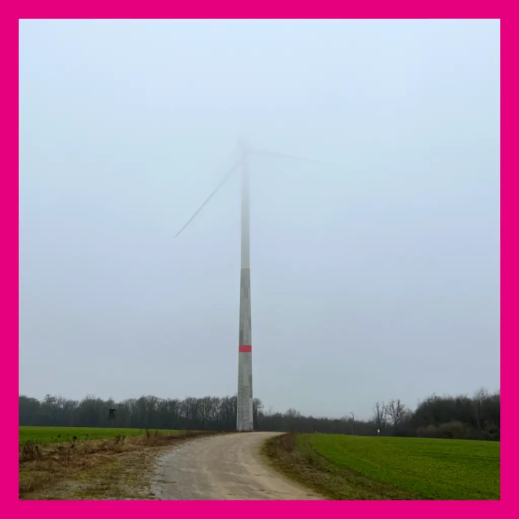 Windkraft nahe Wallrabenstein im Nebel