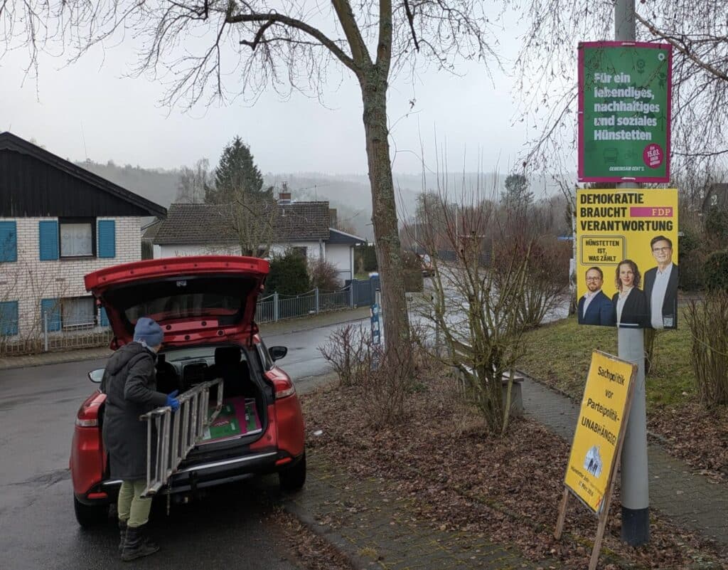 Mit Leiter und viel Elan - Plakataktion zur Kommunalwahl 2026