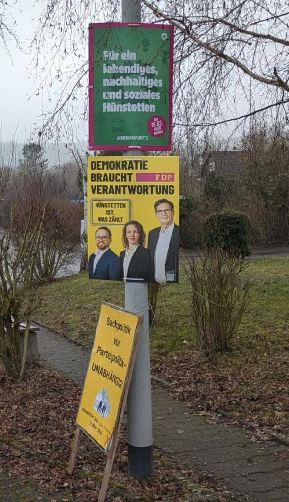 Drei zufällige Plakate zur Kommunalwahl in Hünstetten (wir können nicht beurteilen, aus welchen Material die Plakate der Wettbewerber sind)