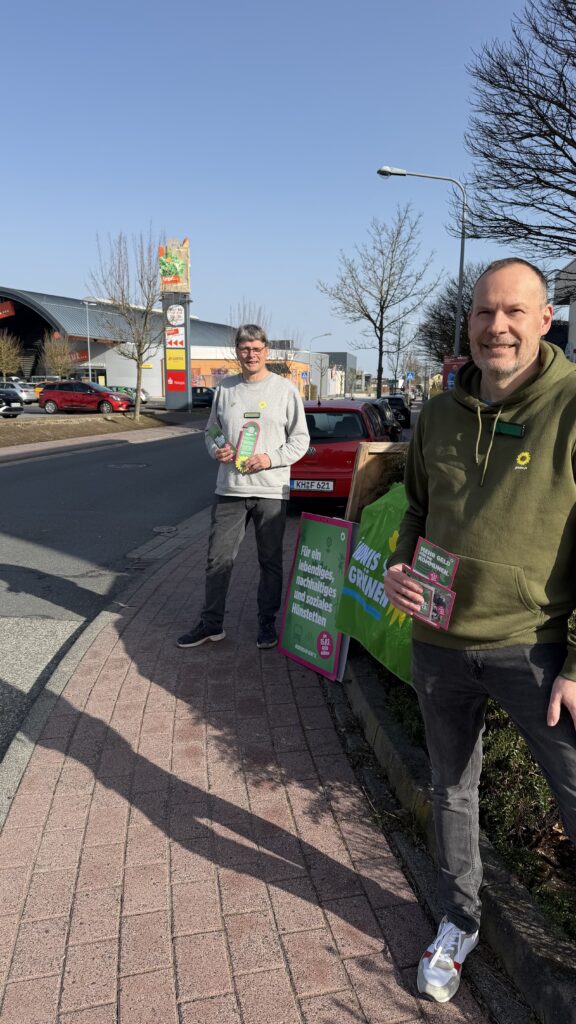 Rainer Gießing und Dr. Karsten Rose mit Wahlkampfmaterial am Infostand der Grünen in Kesselbach