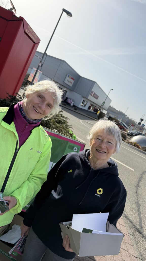 Sarah Gießing und Fridoline Weickert am Wahlkampfstand der Grünen Hünstetten in Kesselbach